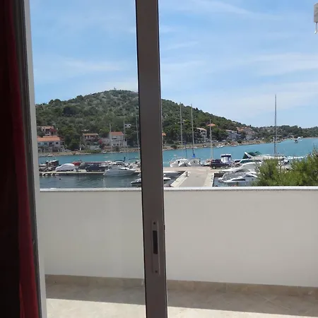 Gina Bed and Breakfast Tisno