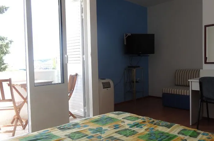 Gina Bed & Breakfast 3* Тисно