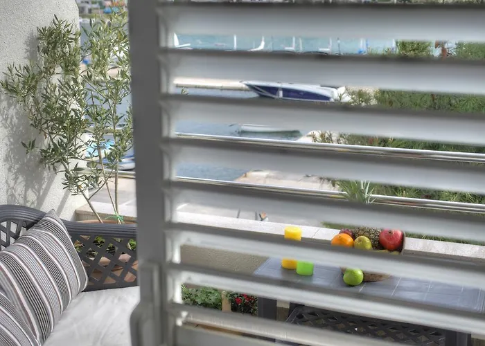 Gina Bed & Breakfast Тисно