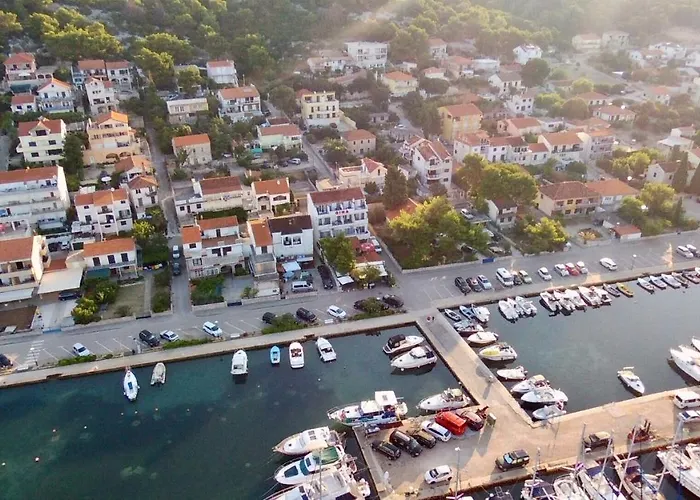 Gina Bed & Breakfast Тисно